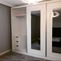 کمد دیواری با درب آینه‌ای